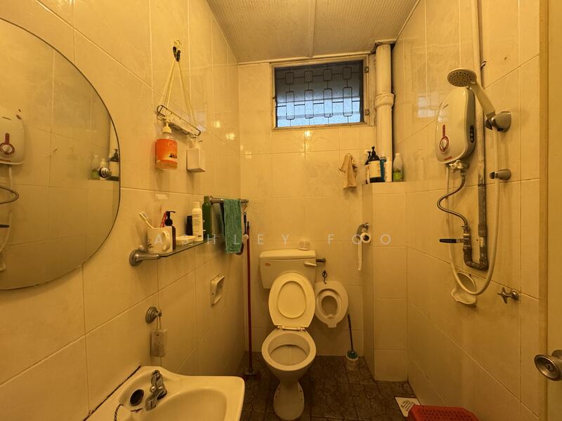 Bathroom (upstairs) 