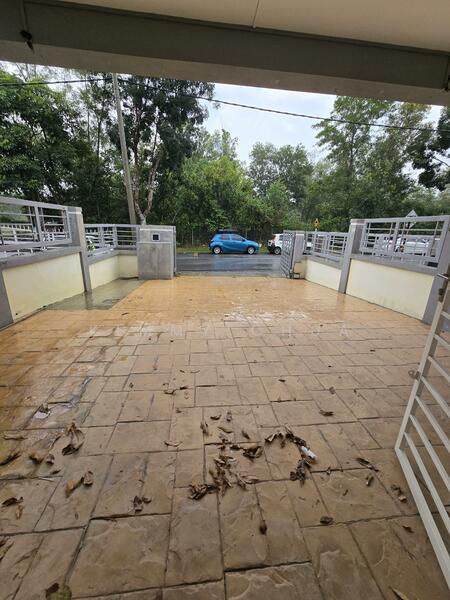 carporch, facing empty land
