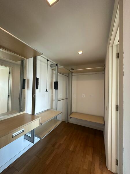Walk-in wardrobe 