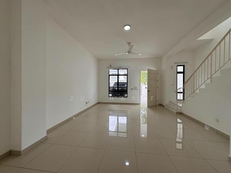 Rumah Teres 2 Tingkat untuk Dijual di Puncak Alam (Selangor) - Zul Hasif - Living Room - PropertyGuru.com.my