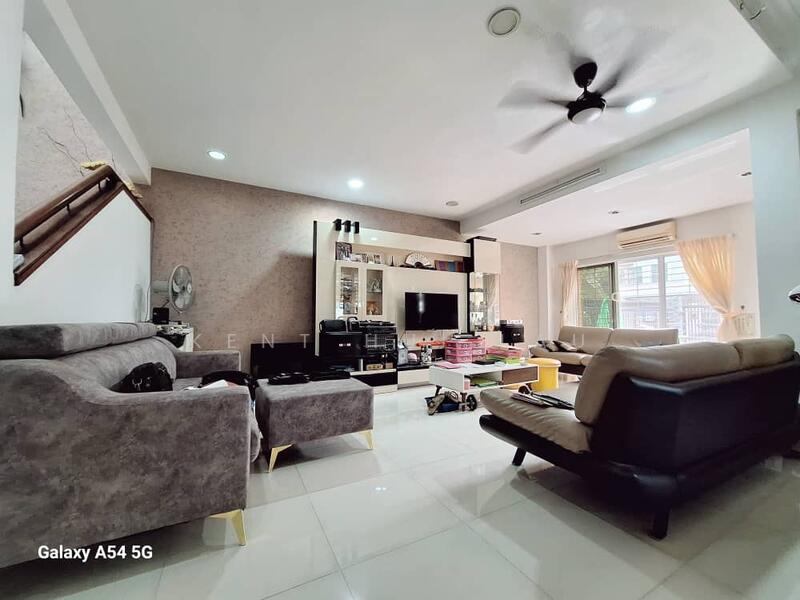 Rumah Berkembar untuk Dijual di Bandar Putra Permai (Seri Kembangan) - KENT HUI LAU - Living Room - PropertyGuru.com.my