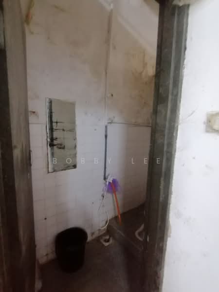 Factory for Rent in Sungai Buloh (Selangor) - Bobby Lee - Bathroom - PropertyGuru.com.my