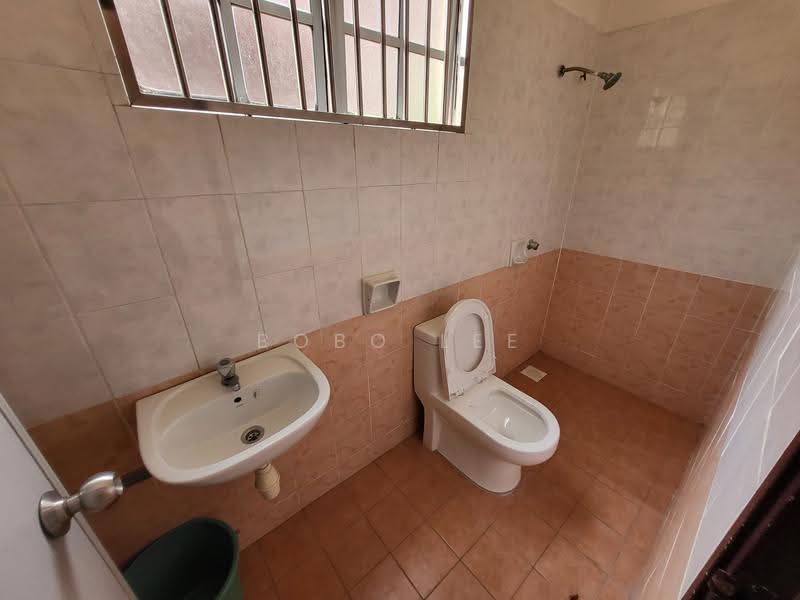 Rumah Berkembar untuk Dijual di Taman Overseas Union (Taman Oug) (Jalan Klang Lama (Old Klang Road)) - Bobo Lee - Bathroom - PropertyGuru.com.my