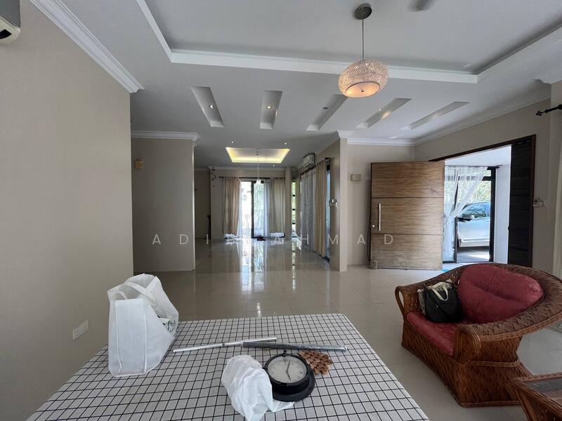 Rumah Banglo untuk Dijual di Bandar Seri Putra (Bangi) - Adib Ahmad - Living Room - PropertyGuru.com.my