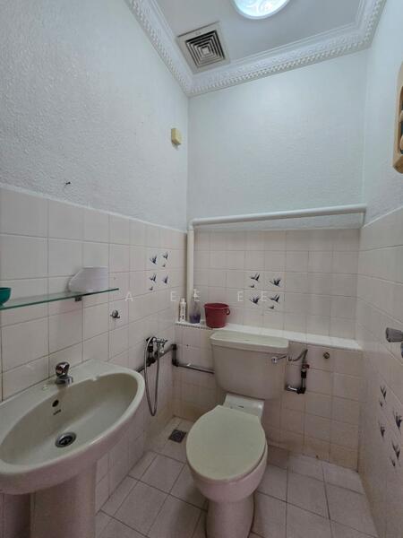 Rumah Teres 2 Tingkat untuk Dijual di Island Glades (Jelutong) - A Ee Ee - Bathroom - PropertyGuru.com.my