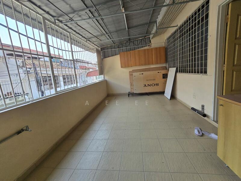 Rumah Teres 2 Tingkat untuk Dijual di Island Glades (Jelutong) - A Ee Ee - Balcony - PropertyGuru.com.my