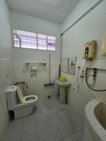 Rumah Teres 2 Tingkat untuk Dijual di Island Glades (Jelutong) - A Ee Ee - Bathroom - PropertyGuru.com.my