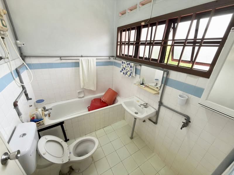 Rumah Berkembar untuk Dijual di Taman Sentosa (Johor Bahru) - Yik Tat - Bathroom - PropertyGuru.com.my