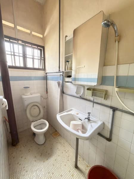 Rumah Berkembar untuk Dijual di Taman Sentosa (Johor Bahru) - Yik Tat - Bathroom - PropertyGuru.com.my