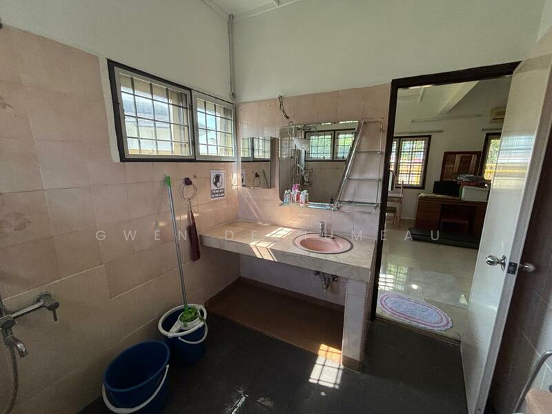 1st Floor: Bathroom 4