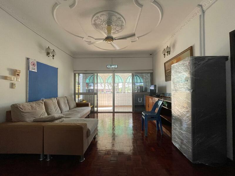 1st floor: family room