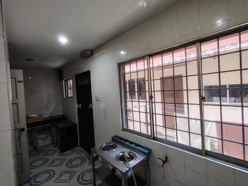 2-storey Terraced House for Sale in Serdang Raya (Seri Kembangan) - MAN CHOW - Kitchen - PropertyGuru.com.my