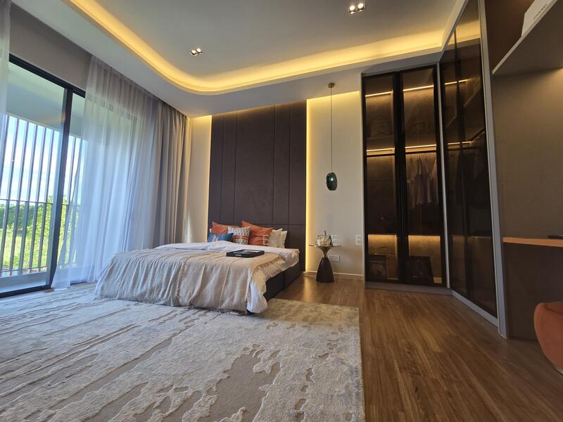 Master Bedroom w balcony ensuited bathrm