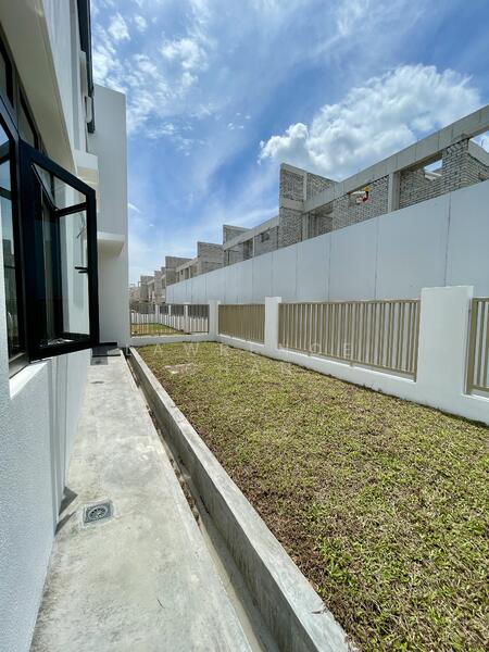 Rumah Berkembar untuk Dijual di Lakeside Residences (Puchong) - Lawrence Chan - Exterior - PropertyGuru.com.my