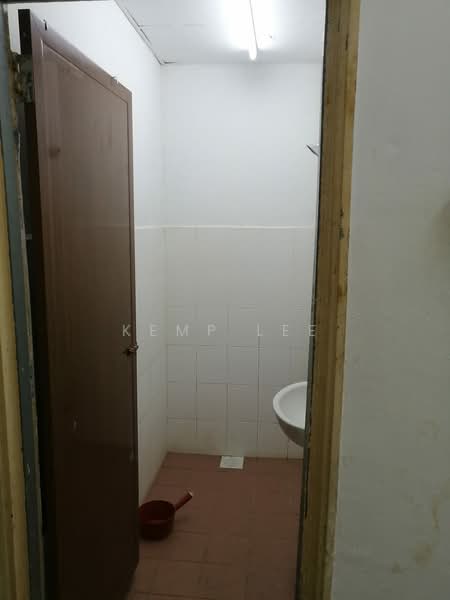Shop / Office for Rent in Taman Sri Sinar (Segambut) - Kemp Lee - Bathroom - PropertyGuru.com.my