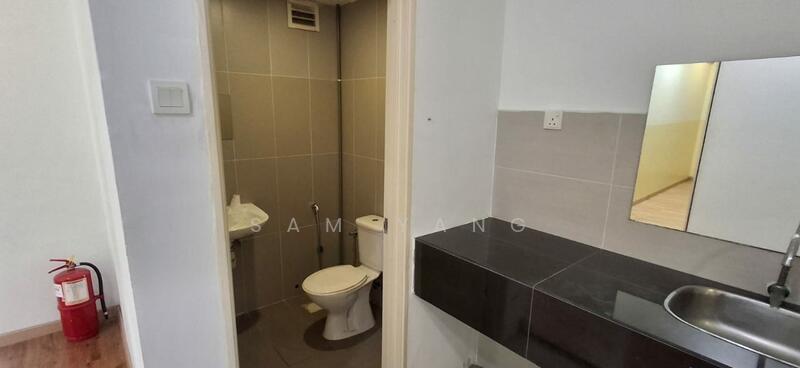 2 Bathrooms on each floor.