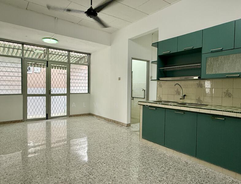 Dining area & kitchen