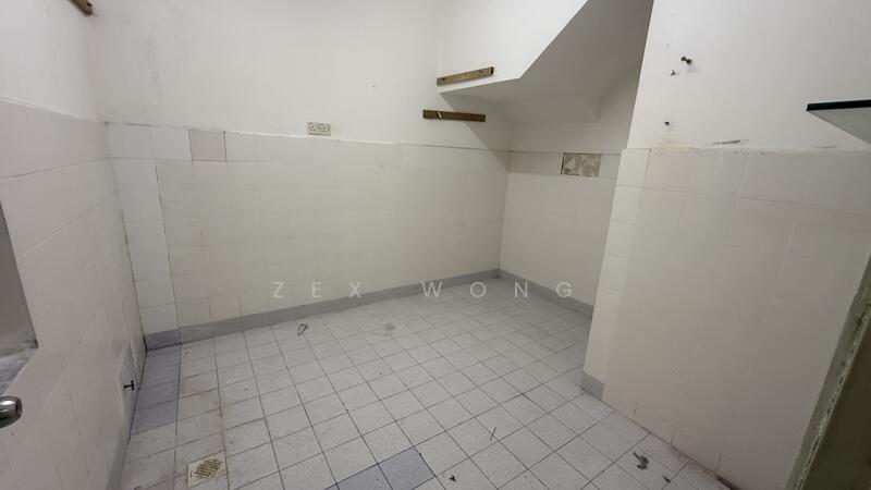 Dry kitchen 