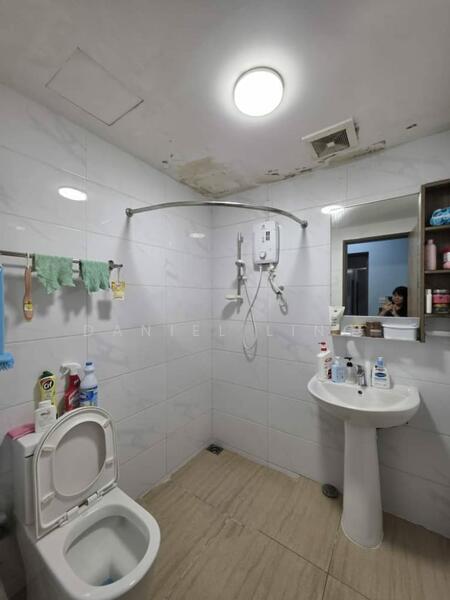 Kediaman Servis untuk Dijual di Country Garden Central Park - Daniel Ling - Bathroom - PropertyGuru.com.my