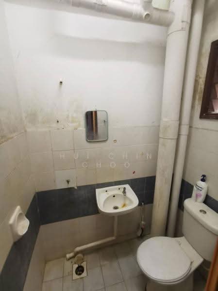 Pangsapuri untuk Dijual di Putra Ria Apartment - Chris Choo - Bathroom - PropertyGuru.com.my