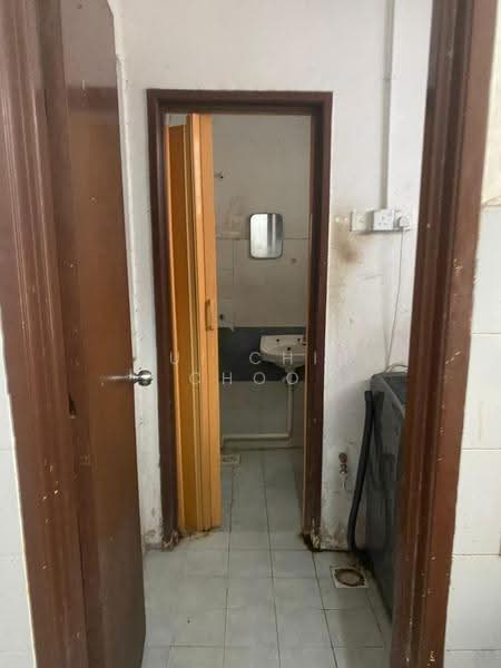 Pangsapuri untuk Dijual di Putra Ria Apartment - Chris Choo - Bathroom - PropertyGuru.com.my