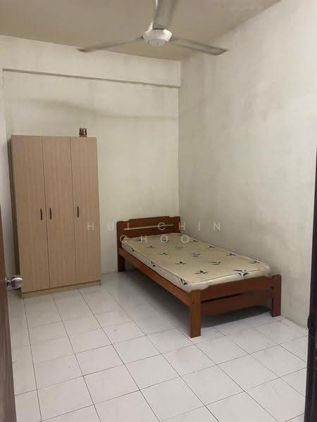 Pangsapuri untuk Dijual di Putra Ria Apartment - Chris Choo - Bedroom - PropertyGuru.com.my