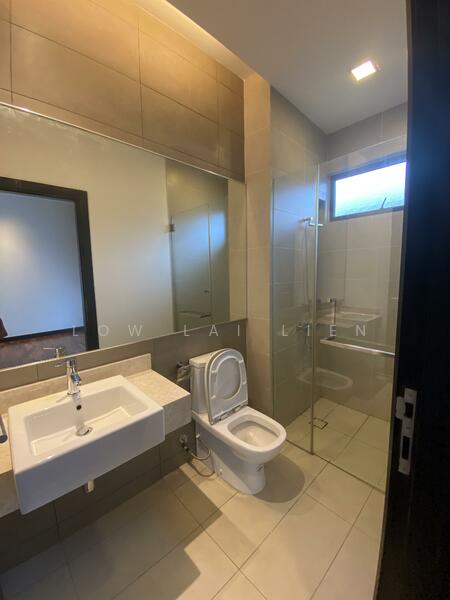 Semi-Detached House for Sale in Leisure Farm (Gelang Patah) - Low Lai Lien - Bathroom - PropertyGuru.com.my