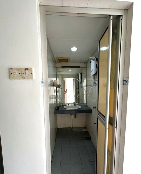 Apartment for Sale at Kantan Court - Mak Oliver - Bathroom - PropertyGuru.com.my