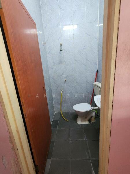 Rumah Teres untuk Dijual di Taman Intan Perdana (Si Rusa) - Hana Zaini - Bathroom - PropertyGuru.com.my