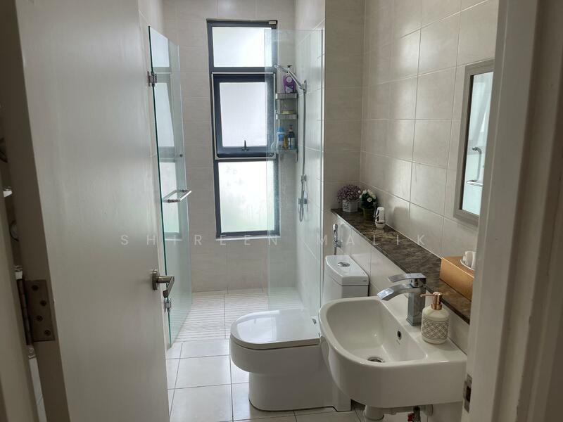Guest room bathroom