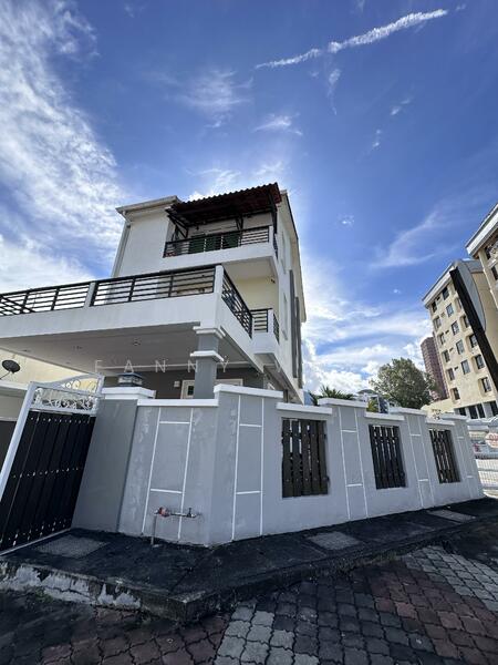 Untuk Dijual - Corner unit 3 Storey terrace house Pulau Tikus