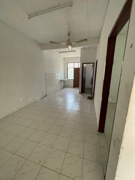 Rumah Teres untuk Dijual di Taman Politeknik (Telok Kemang) - Roslinda Lyn - Kitchen - PropertyGuru.com.my
