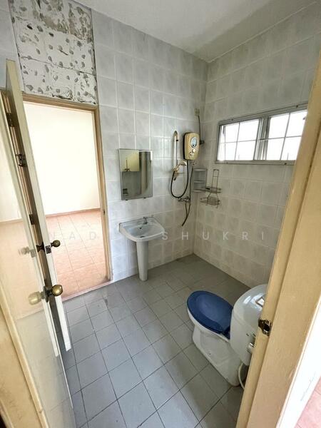Rumah Berkembar untuk Dijual di Seksyen 9 (Shah Alam) - Nadia Shukri - Bathroom - PropertyGuru.com.my