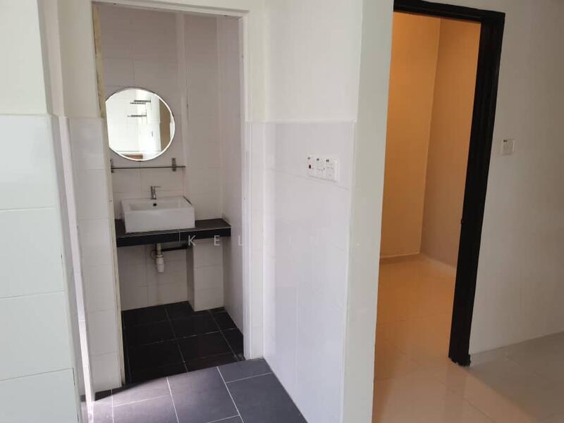 1-storey Terraced House for Sale in Kepong Baru (Kepong) - Kelvin . - Bathroom - PropertyGuru.com.my