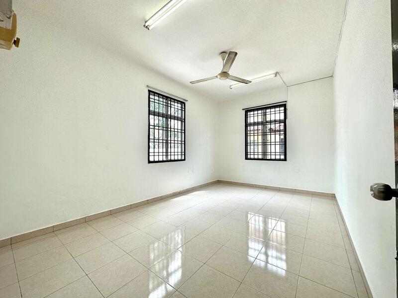 For Rent - Commercial bungalow at Taman Pelangi abad