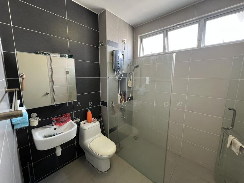 Cluster House for Sale in Setia Tropika (Johor Bahru) - Clarence Low - Bathroom - PropertyGuru.com.my