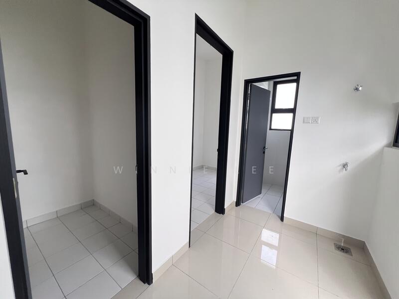 MAID ROOM W BATHROOM