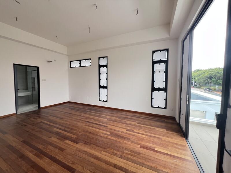 MASTER Bedroom W BALCONY