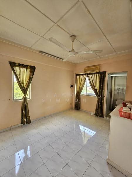 Rumah Flat untuk Disewa di Taman Sri Sentosa - Jacob Simmon - Living Room - PropertyGuru.com.my