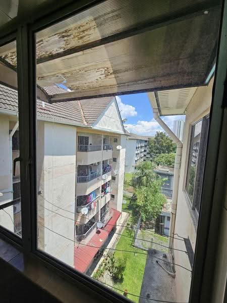 Rumah Flat untuk Disewa di Taman Sri Sentosa - Jacob Simmon - Balcony - PropertyGuru.com.my