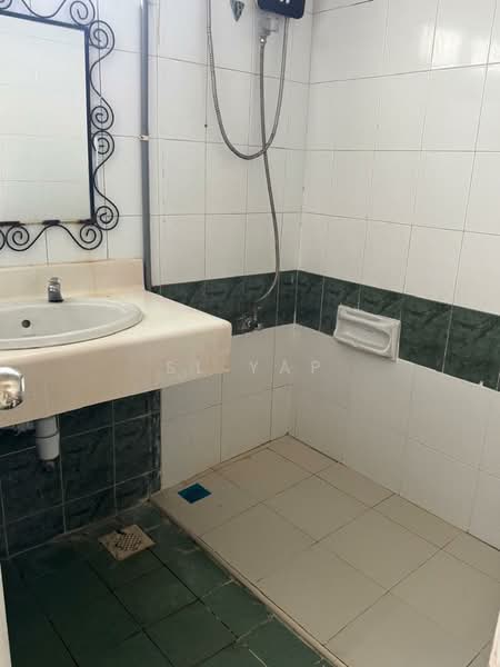 Kondominium untuk Dijual di Amadesa Resort Condominium - SL Yap - Bathroom - PropertyGuru.com.my