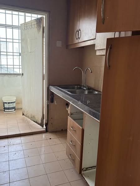 Kondominium untuk Dijual di Amadesa Resort Condominium - SL Yap - Kitchen - PropertyGuru.com.my