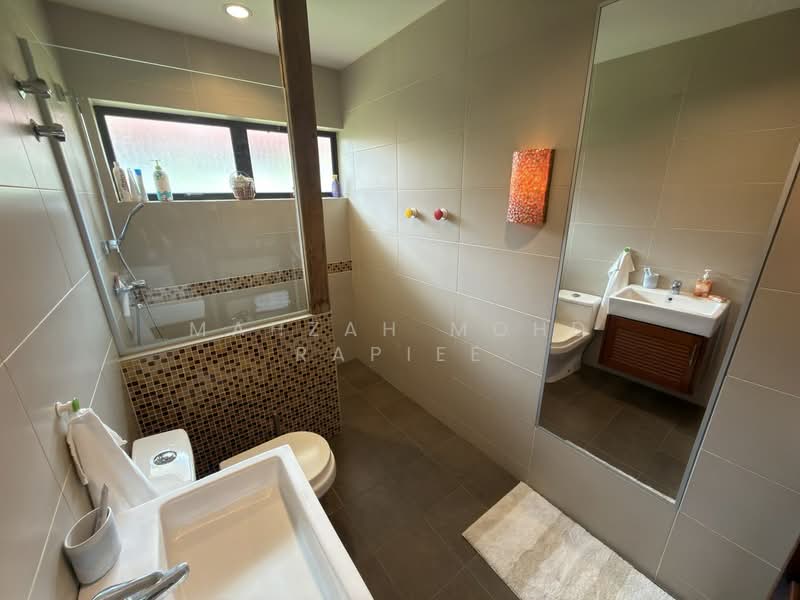 Bungalow for Sale in Tanjung Gemok (Port Dickson) - Mahzah Mohd Rapiee - Bathroom - PropertyGuru.com.my
