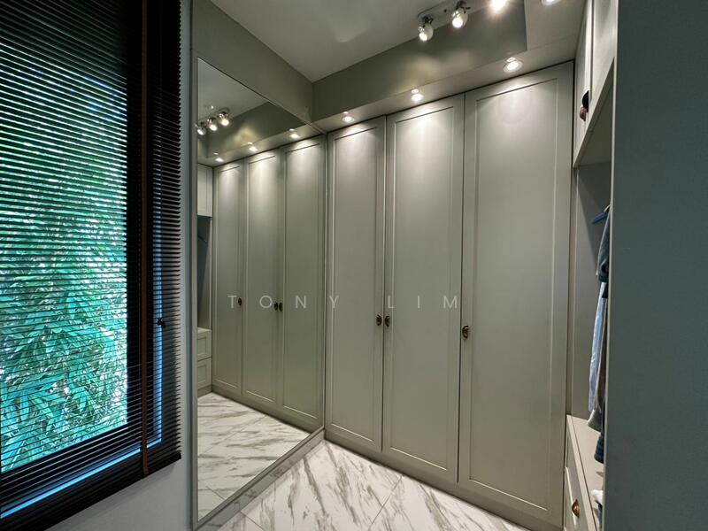 Walk-in Closet