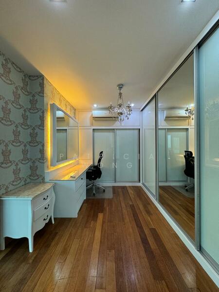 walk-in wardrobe