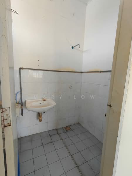 Pangsapuri untuk Dijual di Taman Saujana Puri - Mary Low - Bathroom - PropertyGuru.com.my
