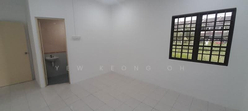 Semi-Detached House for Sale in Ipoh (Perak) - Alex Oh - Master bedroom with toilet - PropertyGuru.com.my