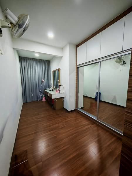 3-storey Terraced House for Sale in Lake Fields (Sungai Besi) - Yoke Leng Sew - Bedroom - PropertyGuru.com.my
