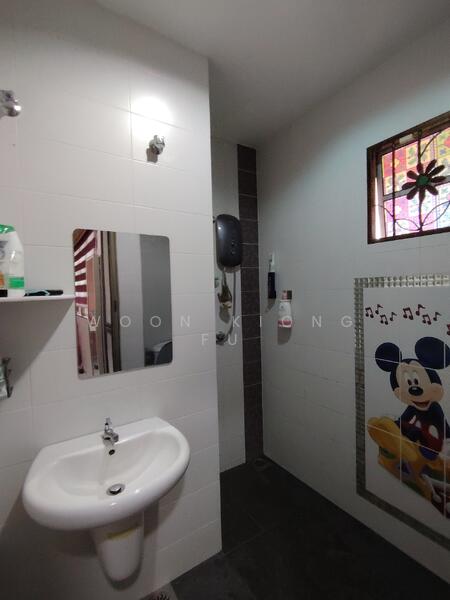 2nd Bathroom (share)