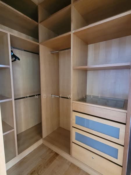Kondominium untuk Dijual di Kiara 9 Residency - Andrew Lee - Closet - PropertyGuru.com.my